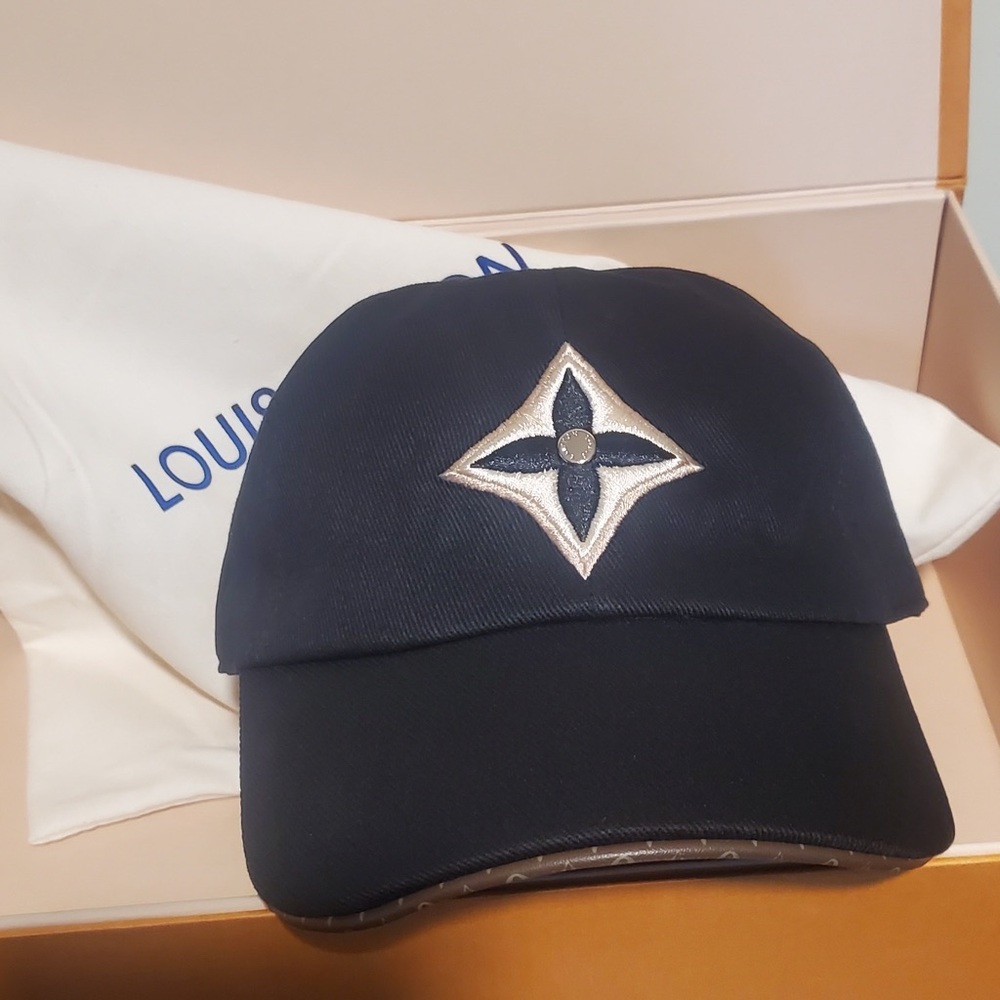 Louis Vuitton Cap - Picture 7 of 9